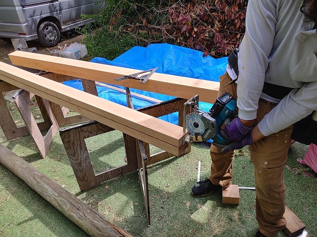 桧柱の加工を行っております